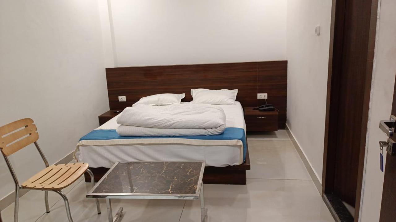 Unnāo Hotel Cross Road By Wb Inn מראה חיצוני תמונה